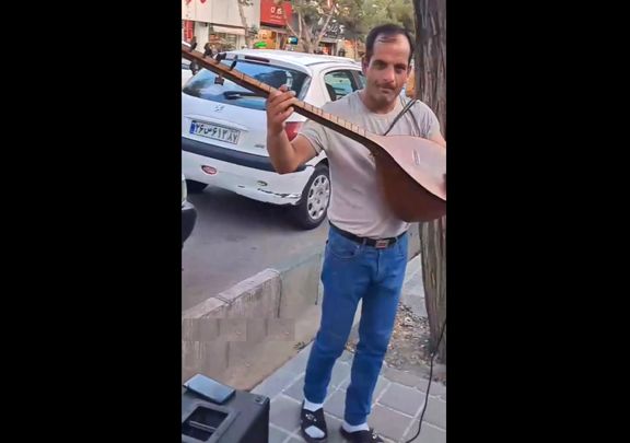 آواز خیابانی؛ ببینید این عاشیق زَن خیابانی چه سوزدار آهنگ ترکی میزنه!