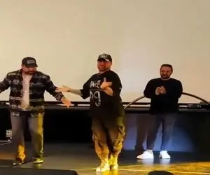 آواز شاد؛ پسره کمرشو به نیروگاه برق وصل کرده هر آهنگی گذاشتن چنان لرزوند سالن غوغا شد