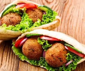 آشپزی حرفه ای؛ طرز تهیه ساندویچ فلافل با این ترفند ها نه خشک میشه نه خمیر