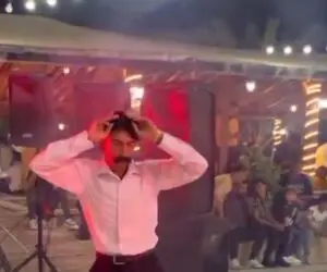 زوم کردن فیلمبردار روی مرد سبک وزن که با انعطاف بینظیر میرقصد