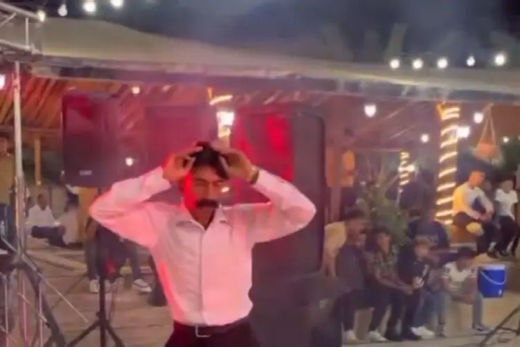 زوم کردن فیلمبردار روی مرد سبک وزن که با انعطاف بینظیر میرقصد