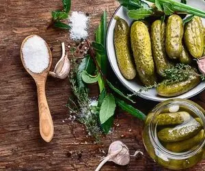 آموزش آشپزی؛ طرز تهیه خیارشور فوری / سر یک ساعت حاضر میشه
