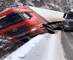 معماری طبیعت؛ جاده لیزه و دره کنار منتظر غذا که تریلی و بار نگون بختش رو نصیب میشه