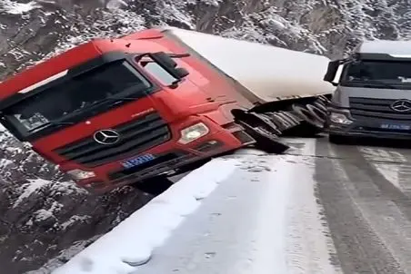 معماری طبیعت؛ جاده لیزه و دره کنار منتظر غذا که تریلی و بار نگون بختش رو نصیب میشه