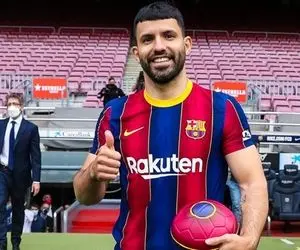 آگوئرو: با حضور من در بارسا مسی هم ماندنی می شود