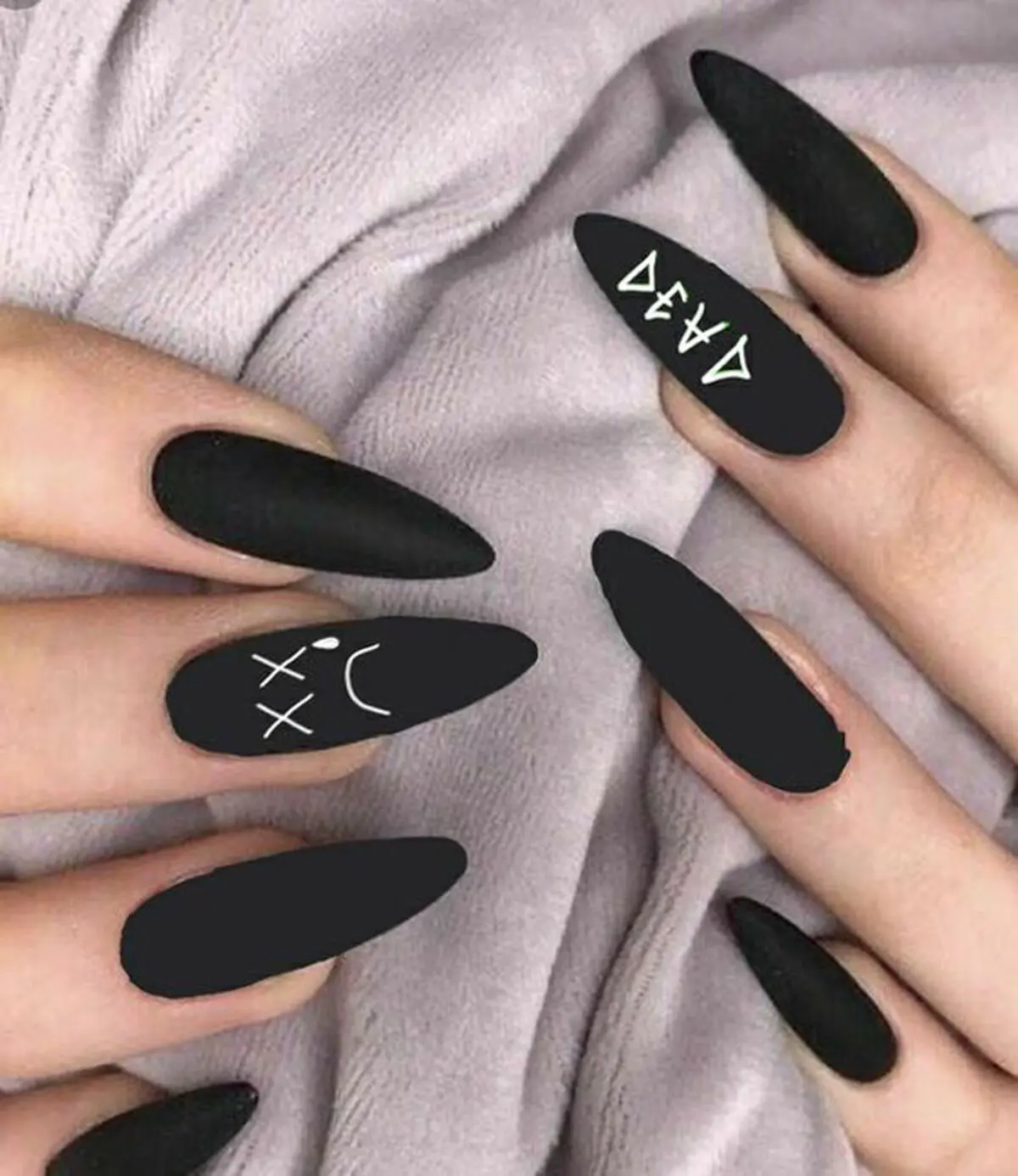 black-nail-model-for-girls-39