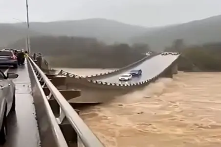 معماری طبیعت؛ پل کمرشو پیچ داد قولنجش شکست ماشینا به قهقهرا رفتن