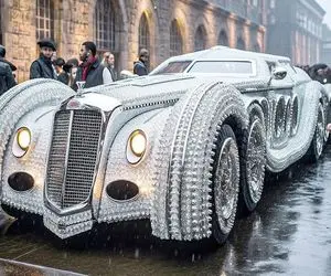 ماشین‌های لوکس؛ مثکه این رولزرویسو دادن دست مامان بزرگا ملیله و مروارید زدن