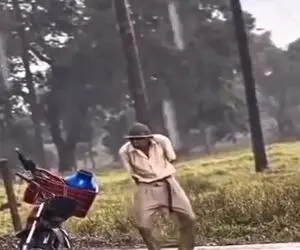 آواز شاد؛ پایکوبی مرد اسکلتی تو بارون و غوغا کردن سگ هاسکی با رقص پاش