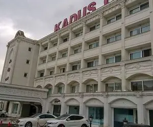 امکانات هتل کادوس رشت شامل چه مواردی است؟