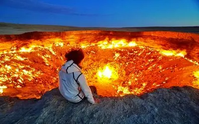 عجایب جهان؛ از یه گودال تو زمین آتیش میزنه بیرون خوفناک و سوزان بهش میگن دروازه جهنم