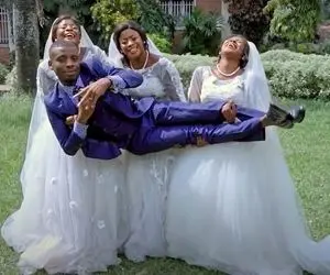 (عکس) ازدواج همزمان یک مرد با سه خواهر آنهم سه قلو!