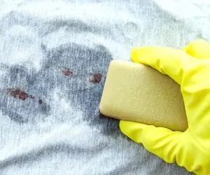 ترفندای خونگی رفع لکه وایتکس از روی لباس؛ با چند حرکت ساده از شر لکه های سیریش خلاص شو