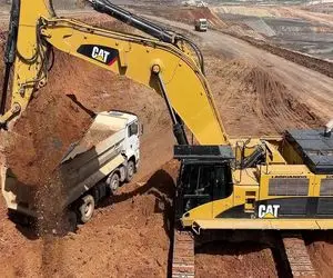 ابزار آلات غول پیکر؛ بیل مکانیکی شاسگول اومد کامیون و با خاک پر کنه دفنش کرد