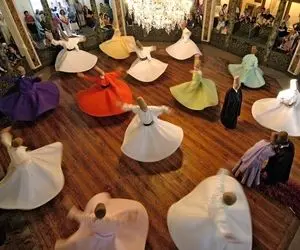 آواز ترکیه ای؛ رقص سماع که جذابیتش آدمو میگیره تو ترکیه گروهی با لباس یکدست رقصیدن