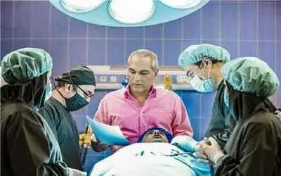 سکانس خندان/مدیری و سیامک پاچیدن رو دوربین/مدیری اخرش کم میاره میگه فقط لال شو