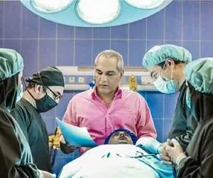 سکانس خندان/مدیری و سیامک پاچیدن رو دوربین/مدیری اخرش کم میاره میگه فقط لال شو