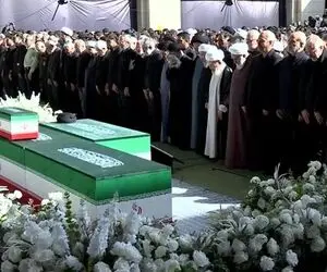 (عکس) چه کسانی در صف اول نماز رهبر شهید حاضر بودند؟