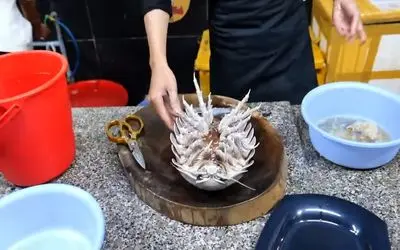 غذای دریایی ؛ وقتی غذارو می بینی هنگ میکنی/ برنج سرخ شده با خرچنگ بیگانه غول پیکر 