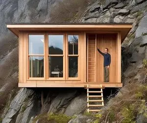 معماری خلاقانه؛ ساخت خانه زیر یک صخره بزرگ با مهارت فردی و مواد اولیه