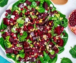متفاوت باش؛ سالاد سبزیجات رو با انار ترکیب کن عالی میشه!