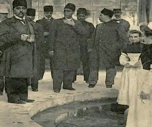 یک عکس یک روایت؛ مظفرالدین شاه با خدم حشم رفت بلاد کفر تنی به چشمه آب گرم زد