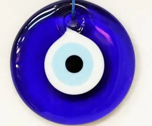 معمول ترین خرافات در کشورهای مختلف؛ از زدن به تخته تا چشم شیطان