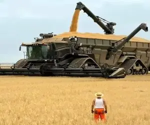 کشاورزی نوین؛ ماشین غول ساختن یه تنه زمین چند هزار هکتاری رو درو میکنه تو 1 ساعت