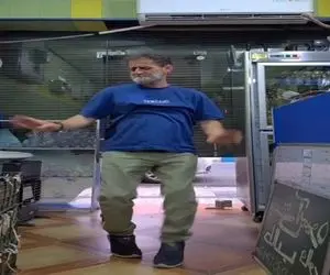 آواز شاد؛ مرد کاسب کرکره رو داد پایین جوری رقصید هر کی از بیرون ببینه فک میکنه پارتیه