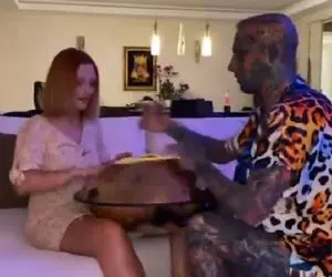 هنرنمایی "تتلو" با دوست دختر خارجیش؛ تنها و برَهنه در خانه! +فیلم