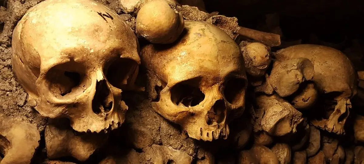 CATACOMBS-PARIS-1510667219