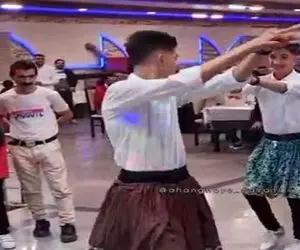 آواز شاد؛ این دوتا پسر دامن چین چینی پوشیدن افتادن وسط مجلس چه حرفه ایم میرقصن