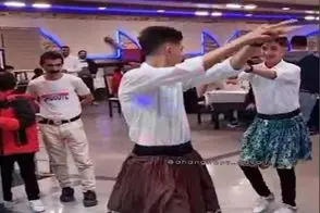 آواز شاد؛ این دوتا پسر دامن چین چینی پوشیدن افتادن وسط مجلس چه حرفه ایم میرقصن