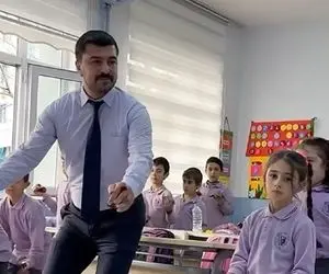 آواز شاد؛ این آقا معلم جذاب صبح به صبح اول با بچه ها میرقصه بعد درس شروع میکنه