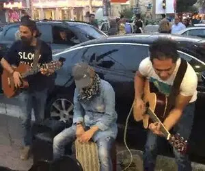 آواز خیابانی؛ ببینید این جوان ها با نازی ناز کن ابی چه شعفی گوشه خیابان ایجاد می کنن