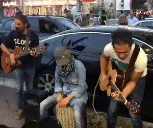 آواز خیابانی؛ ببینید این جوان ها با نازی ناز کن ابی چه شعفی گوشه خیابان ایجاد می کنن