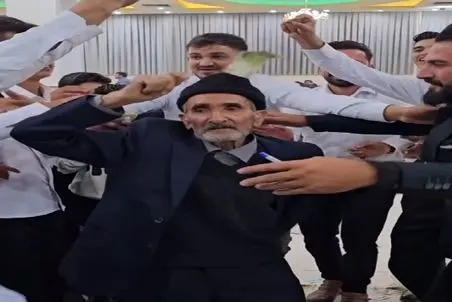 آواز شادانه؛ حاج عمو حریف رقصی میطلبه جوونا دورش حلقه زدن از پسش برنمیان