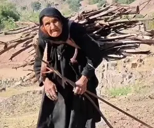 آواز محلی؛ ننه بزرگ پیر عشایری با ردپای هزار سختی رو چهرش اما صدایی خوش داره و میخونه