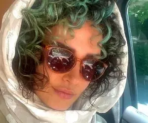 الناز شاکردوست در حال جمعه گردی با مو های فرفری و ماشین لاکچری!