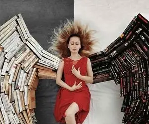 تصاویر خلاقانه از دختری که علاقه به کتاب را با هنر درآمیخته