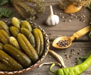 آموزش آشپزی؛ درست کردن خیارشور ترد و خوشمزه با ماندگاری بالا با تمام نکات