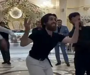 آواز شاد؛ هنرمایی پسر جوگیر وسط تالار عروسی؛ پاهارو مدل میگ میگی تکون میده ملت شاد شن