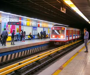 عکسِ مسافر عجیب مترو تهران همراه با رهبر طالبان