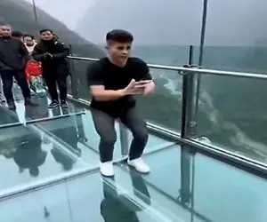 معماری طبیعت؛ پسره رو پل شیشه ای اومد جلو دختره خودی نشون بده ملق زد ولی کاش نمیزد