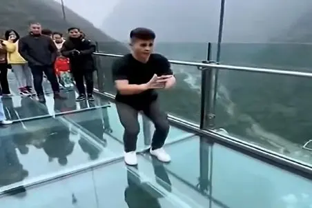 معماری طبیعت؛ پسره رو پل شیشه ای اومد جلو دختره خودی نشون بده ملق زد ولی کاش نمیزد