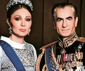 سفر به ایام قدیم سال 1387؛ بوسه فرح هزار چهره بر مزار محمدرضا پهلوی