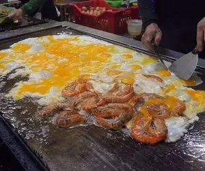 غذای خیابانی؛ با تخم مرغ و پلو طعام طبخ میکنه اعجوبه که ازش خوشمزگی داره می چکه