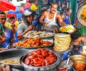 غذای خیابانی؛ صبحانه معروف هندی که کنار جاده سرو میشه و آشپزهاشم همه با رکابی هستن!