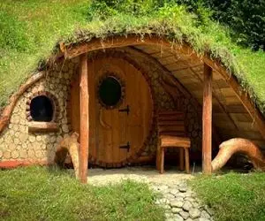 معماری خلاقانه؛ مرد صهیونیست خانه ای ساخت در دل تپه ای مستتر برای فرار از موشک