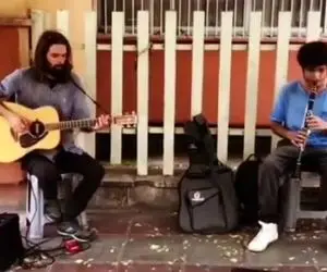 آواز خیابانی؛ آقای مو بلند و ریش دار چه دلنشین و سوزدار موزیک میزنه رفیقش که تو حسه